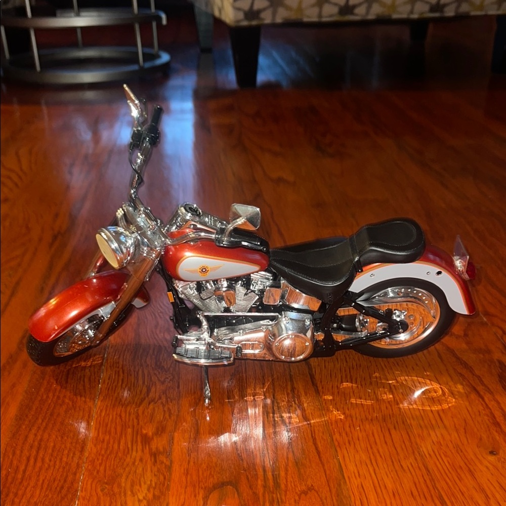 “ AUTHENTIC” HARLEY DAVIDSON , FAT BOY 80 CUBIC INCH . MODEL BARBIE BIKE.
